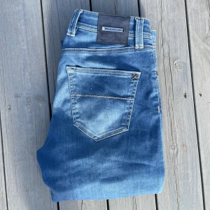 Blå jeans från Tramarossa - Säljer dessa feta Tramarossa jeansen!                 Storlek | 33 | Skick 9/10 | Modell~ Leonardo Slim!  OBS saknar initial detaljerna (Syns på bilderna)