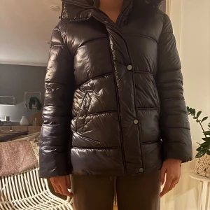 Vinter jacka från Bubbelroom  - Köpt förra året för 800kr. Lite använd den vy helt utan en enda defekt. Skriv för prisförslag och frågor 