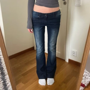 Lågmidjade jeans  - Fina lågmidjade vida jeans i en så snygg färg!🙌🏼 Midjemått rakt över: 38 cm. Innerbenslängd: 77 cm. Benbredd: 22 cm