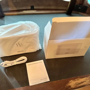 Flame Aromatherapy Machine - Ny och oanvänd aromaterapimaskin med flammeffekt. Levereras komplett i originalförpackning med USB-kabel och manual. Perfekt för att skapa en avslappnande atmosfär hemma eller på kontoret. Inga synliga defekter eller slitage, allt ser ut att vara i nyskick.