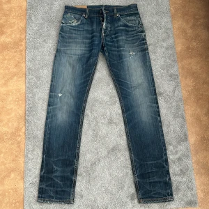 Dondup jeans - Tvärfeta dondup jeans i storlek 33, dom sitter hyfsat slim så passar mer troligt nån som brukar ha storlek 29/30 i midjan. Okej skick