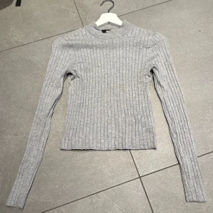 Grå ribbad tröja från BikBok - Grå tröja från BikBok i storlek S. Använd fåtal gånger och i mycket fint skick💕