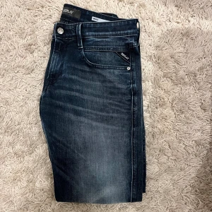 Replay Anbass Jeans - Snygga Replay Anbass jeans i blå tvätt med slim fit passform. I storlek 31/32, sitter tvär bra och passar med allt. Hör av er vid fundering!