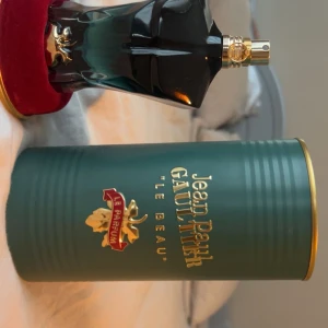 Jean Paul Gaultier Le Beau Parfum - Snygg och trendig parfym från Jean Paul Gaultier, 'Le Beau' Le Parfum. Perfekt för dig som vill sticka ut med en ikonisk doft och cool design. Passar dig som gillar att uttrycka din stil. Ops 75 ml