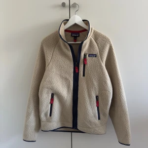 Patagonia fleece - Säljer denna Patagonia fleece i mycket bra skick, sparsamt använd helt utan defekter eller andra märken. Nypris ligger på 1699kr. Hör av er vid frågor och funderingar! MVH.