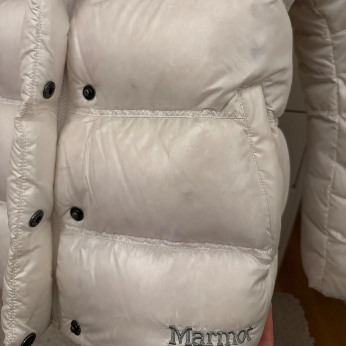 Vit pufferjacka från Marmot - 4