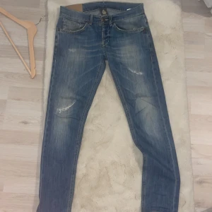 Dondup jeans - Snygga blå jeans med slitningar