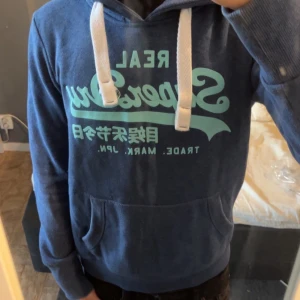Superdry hoodie - Superdry hoodie - Blå - Storlek: Medium - Bra skick, använd men inga synliga defekter - Nypris: 949kr - Mitt pris: 399kr - hör av dig vid funderingar 💫
