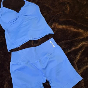 DFYNE träningset blå - Säljer mitt fina DFYNE set i mörkblå💙 Endast testad och inga defekter överhuvudtaget🎀 Storlek S och modellen impact🌸