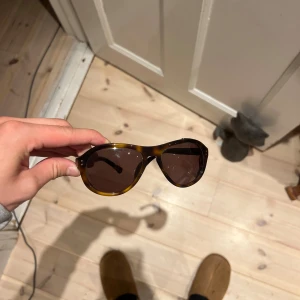 Moncler solglasögon - Snygga solglasögon med bruna pilotbågar i sköldpaddsmönster och mörka glas. Sidorna har metallnät. Tröttnat på de så säljer av de nu.