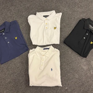 Pikétröjor från Lyle & Scott och Polo Ralph Lauren - Fyra klassiska pikétröjor, två från Lyle & Scott i svart och marinblått med gul logga, samt två vita pikétröjor, en från Lyle & Scott och en från Polo Ralph Lauren. Alla i storlek M. Knappt använda alls. Väldigt bra skick. Polo för 500 kr resten 200 kr styck. 