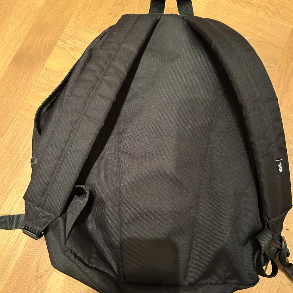 Svart ryggsäck från Vans - 1