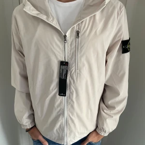 Stone island windbreaker - Sprillans ny Stone island windbreaker! Nyskick, storlek S/M! Vid minsta fundering kontakta oss ✔️