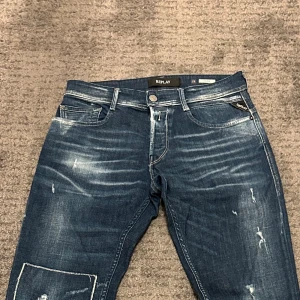 Replay jeans - Säljer nu ett par riktigt feta Ralph jeans. Storlek W29 men de sitter som W30/31 och L32. Jeansen är slim fit. Om du har några funderingar så är det bara att fråga på !❇️