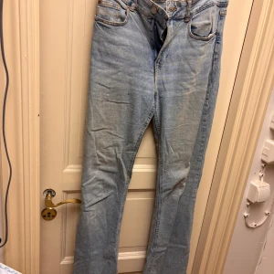 Ljusblå bootcut jeans från H&M - Säljer ett par ljusblå jeans från H&M i storlek 38. Bootcut som ger en snygg siluett.