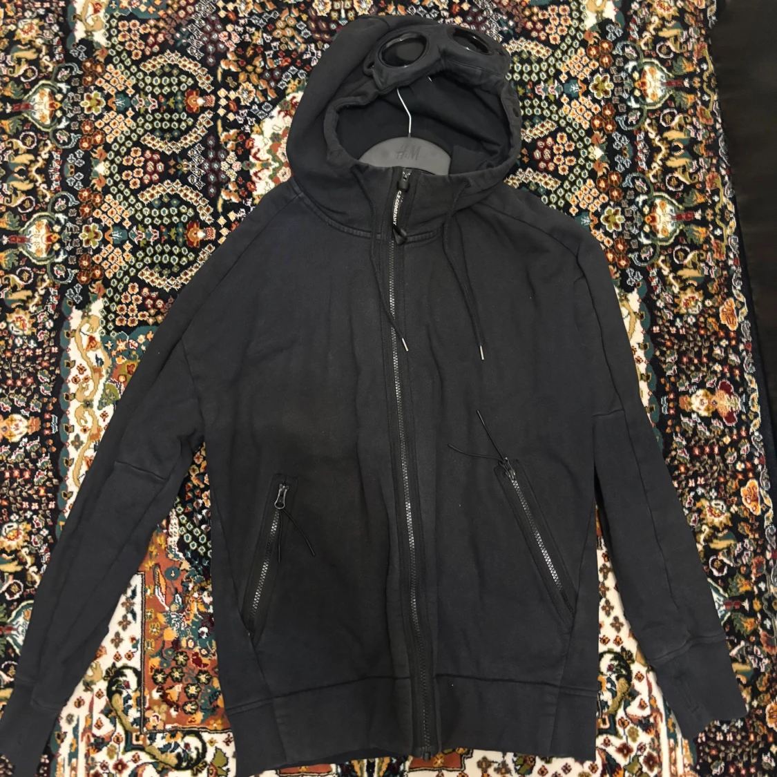 Svart hoodie med goggles från C.P. Company