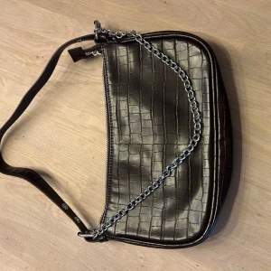 Väska  - Mörkbrun väska ifrån hm . Sparsamt använd 