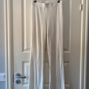 Vita stickad byxor  - Säljer ett par supermjuka och stiliga vita ribbade byxor! Perfekta för både avslappnade och mer uppklädda tillfällen. De är i nyskick och ser fantastiskt bra ut på. Storlek S. Använd 1 gång. Passar någon som är under 165cm. De är vita som man bör använda beigea underkläder under.  Vänligen läs min bio innan du gör ett köp; där hittar du bland annat information om leveransprocessen med mera 😊  #ginatricot #gina #byxor #sommar #vit #stockholm #stockholmsstil .