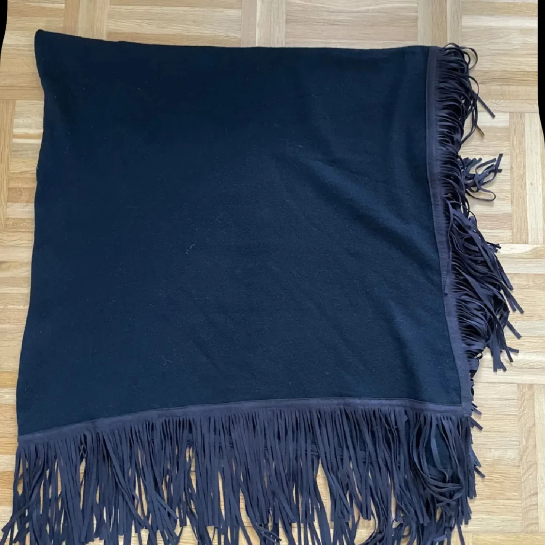 Svart poncho med fransar från Tiramisu - 2