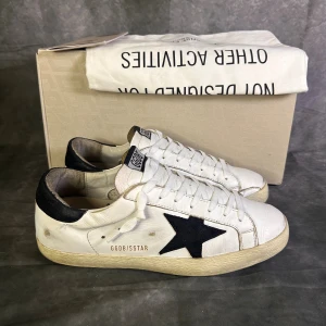 Golden goose skor - Mycket fint skick | Size 43  | fraktar spårbart inom 24 timmar |  för att köpa klicka ” köp nu” | vid frågor skriv ett meddelande | bara skorna kommer med