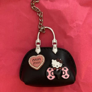 Väskhänge Hello Kitty - Supersöt litet väskhänge med Hello Kitty-detalj och hjärta framtill. Perfekt som accessoar till väskan eller nyckelringen.
