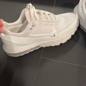Vita Nike sneakers  - Nike skor vita airmax dam skor, nästan helt oanvända, storlek 39. Ny pris 2000