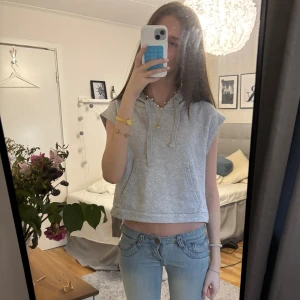 Kortärmad hoodie - Skitsnygg kortärmad hoodie💕står storlek L på den men passar mig som har xs-s och trodde själv den var s fram tills nu