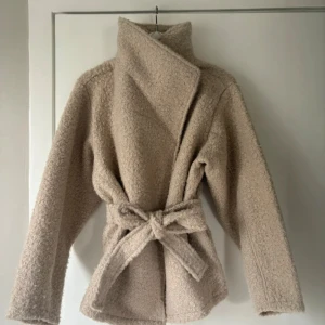 Teddy kappa ginatricot - Snygg teddy kappa från ginatricot i storlek Xs, aldrig använd! PRIS GÅR ATT DISKUTERA🤎 #ginatricot #kappa #teddykappa #teddyjacka #beige 