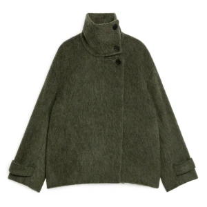 ARKET kappa - Säljer en olivgrön kappa i ull- och aplackablandning med hög krage och snygga knappar längs halsen. Så så fin! Nypris 2290kr