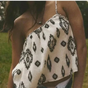 Zara topp - Säljer en jättefin topp från zara eftersom jag aldrig har använt den, den är i storlek xs men passar på mig som vanligtvis har s