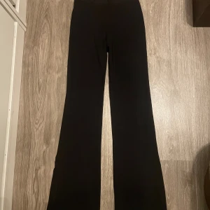 Utsvängda träningstights från H&M storlek S - Utsvängda träningstights från H&M storlek S. Lite glansigare material. Använda men fortfarande fullt funktionsdugliga.