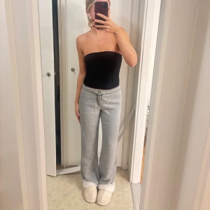 Ljusgråa raka kostymbyxor  - Säljer ett par ljusgråa byxor med rak passform och normal midja. Byxorna är i storlek 32, jättefina men tyvärr för korta för min smak(är 167). Aldrig använda 