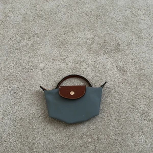 Longchamp mini väska  - En väska från longchamp som inte kommer inte användning längre. Använd fåtal gånger!
