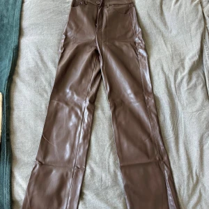 Bruna skinnbyxor från BikBok, strl 34 - köpte för ca 1 år sedan, men kom aldrig till användning💖