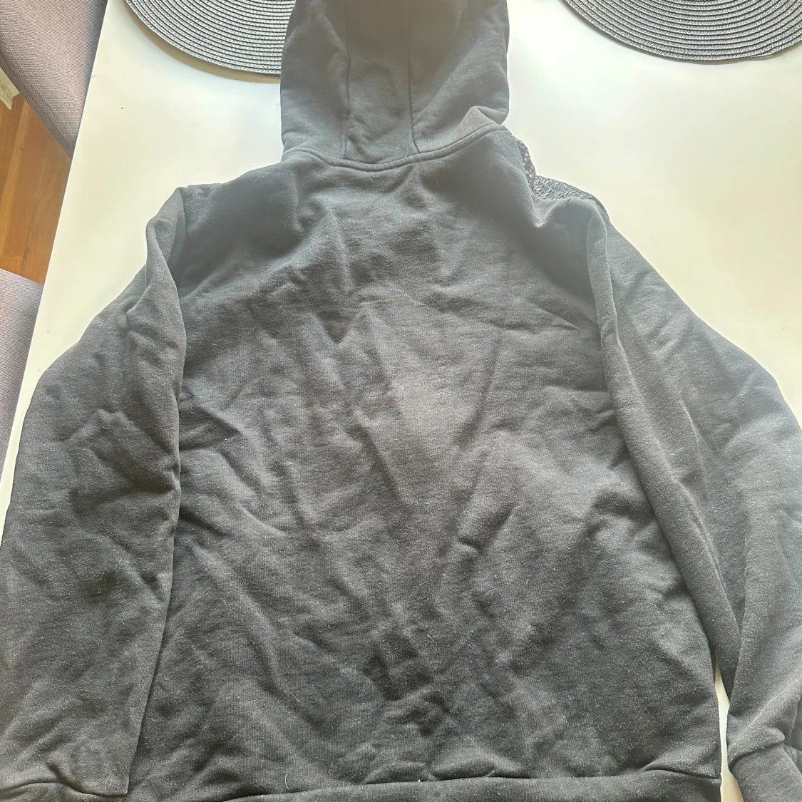 Svart hoodie med mönstrad mesh - 1