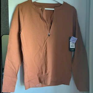 Ribbad brun tröja med half zip - Snygg ribbad brun långärmad tröja från New Arrivals med half zip framtill. 