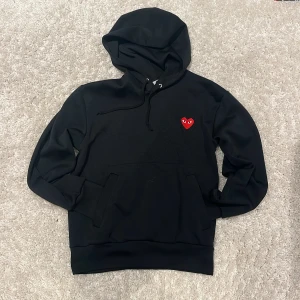 Cdg hoodie - Tja säljer denna as feta cdg hoodie i stl S, den är i prima skick då den är använd ca 5 gånger. Nypris: ca 2000. Hör av er om ni är intresserade eller har några frågor 🤗😁