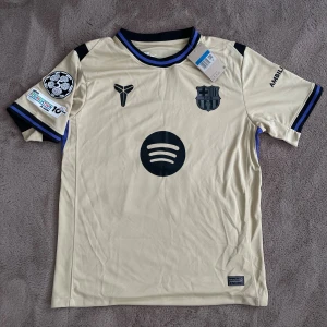 Fc Barcelona X Kobe Bryant tröja - Säljer en helt ny 2025/2026 Fc Barcelona x Kobe Bryant tröja i storlek M. Tags tillkommer🏷️ Vid frågor eller funderingar skicka ett pm, Mvh