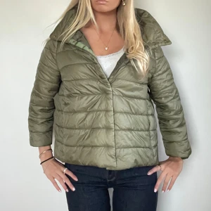 Grön Herno liknande jacka  - FÖLJ FÖR FLER LIKNANDE🫶🏼 super fin och varm jacka perfekt till höst och vinter. VÄLDIGT lik Herno jackorna och i mycket fint skick. Storleken är XL men väldigt väldigt liten i storleken och passar mig som vanligtvis bär S men passar garanterat en M också! Tryck köp nu! TK-0049
