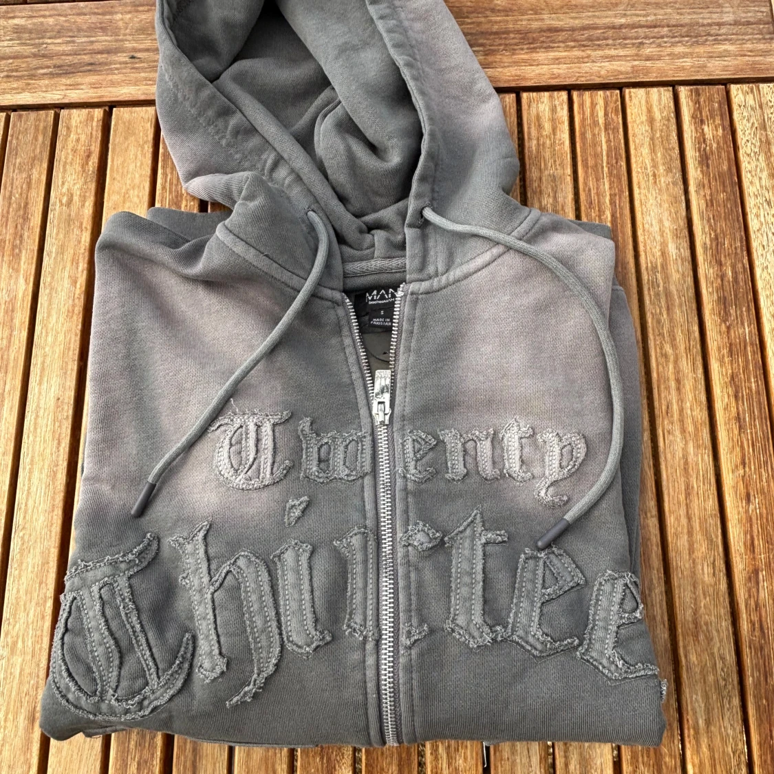 Grå hoodie med broderad text