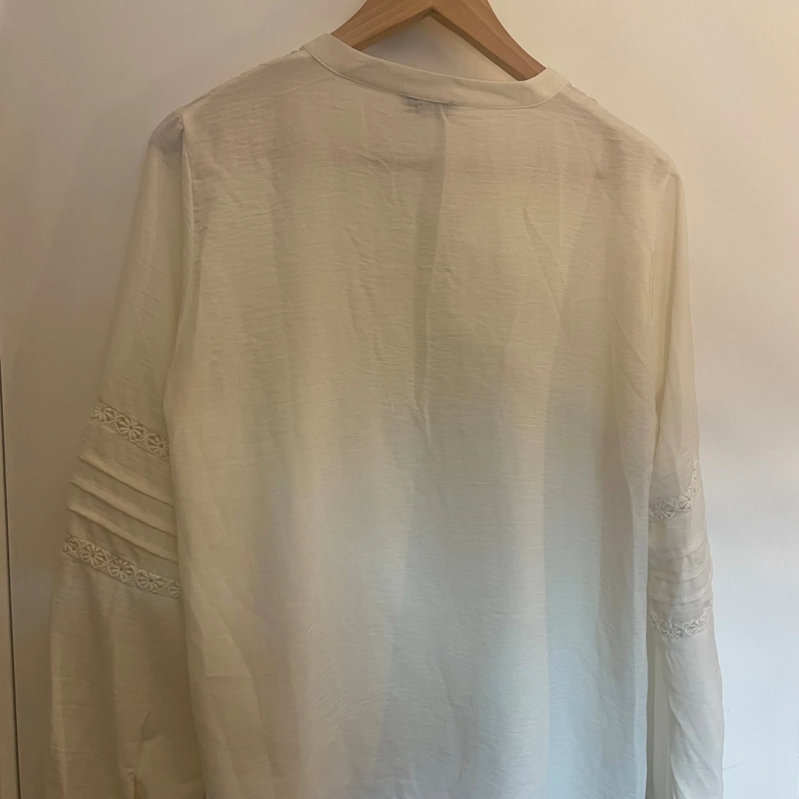 Långärmad vit blus - 2