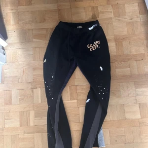 Svarta mjukisbyxor Gallery Dept. - Svarta mjukisbyxor från Gallery Dept. Splitternya bara provade. Säljer eftersom dom inte passade mig. XL men passar allt från S-L beroende på hur du vill att dom sitter. Pris ej spikat