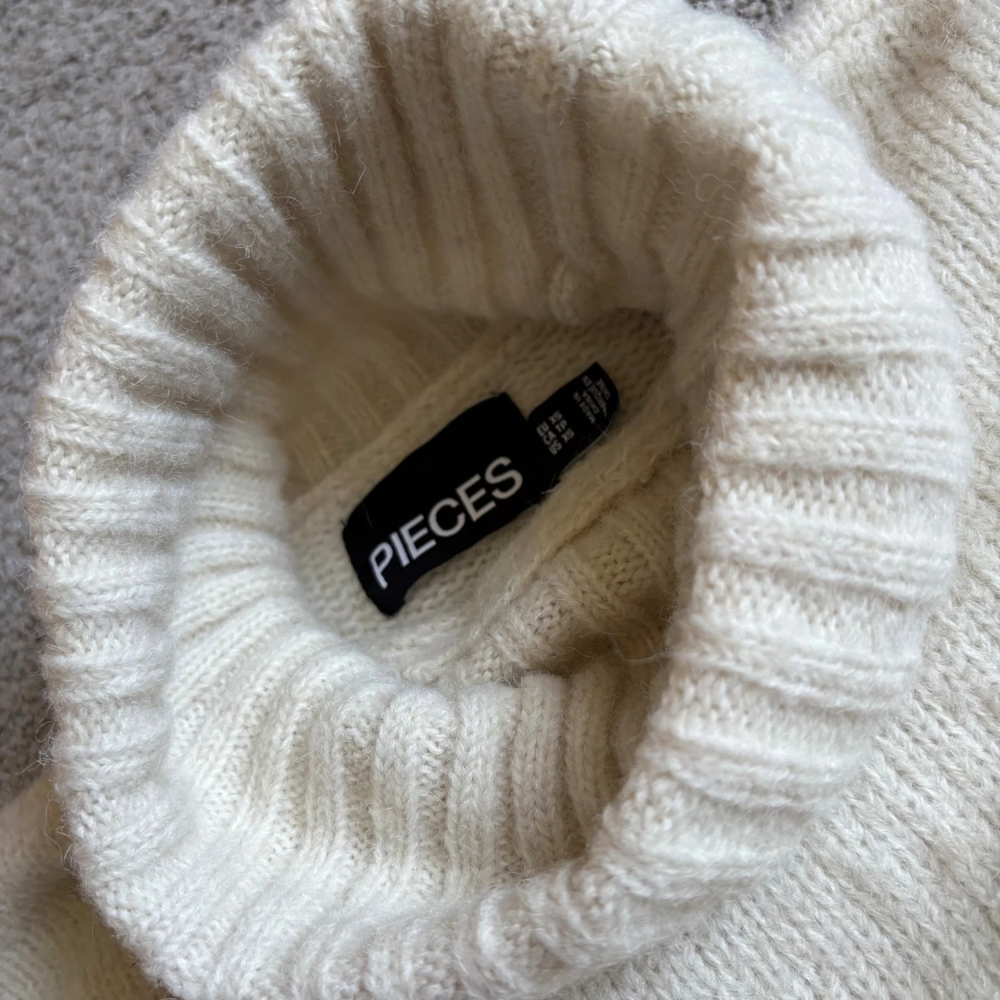 Vit polotröja från Pieces - 1