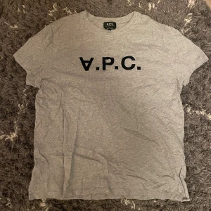 Grå t-shirt från A.P.C. - Sjukt snygg grå t-shirt från A.P.C. med svart logotyptryck framtill. Pris kan diskuteras vid snabb affär! 🙌