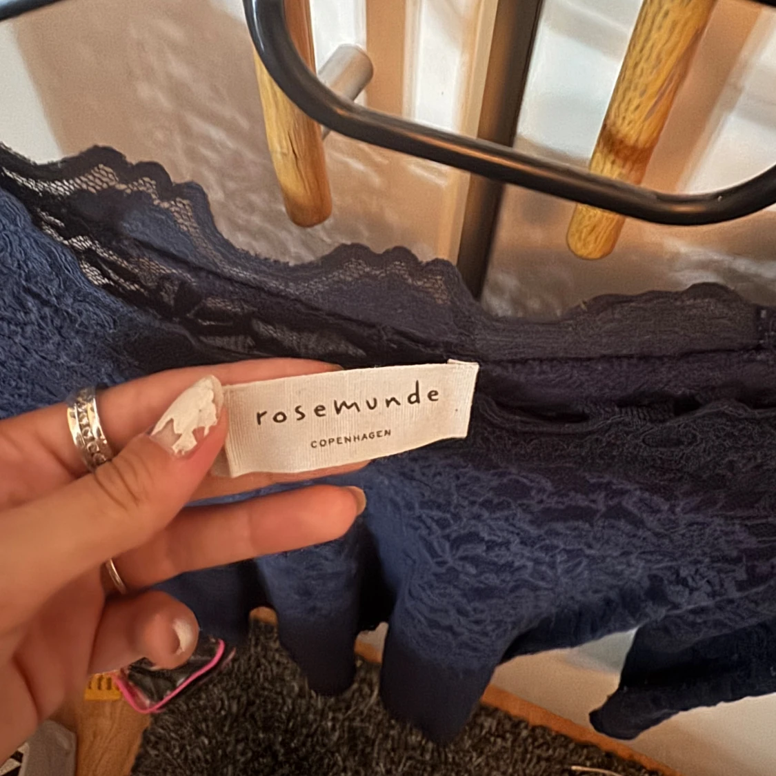 Mörkblå spetsblus från Rosemunde - 1