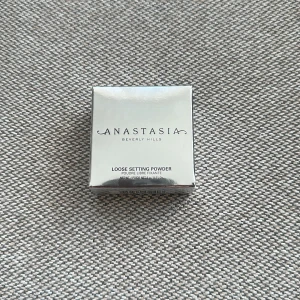 Anastasia Beverly Hills Loose Setting Powder - Lös transparent setting powder från Anastasia Beverly Hills i mini🫶🏽 6 g ord pris 289kr