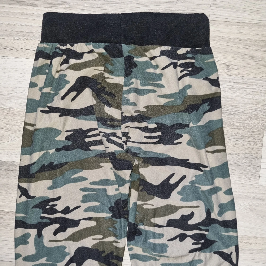 Camo mjukisbyxor med dragkedjor - 3