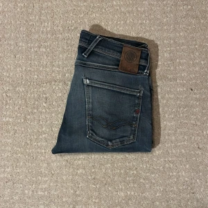 Replay anbass jeans - Tja! Säljer denna feta jeans från Replay!| Modell: Anbass| Gott skick, endast ett litet hål i jeansrn(se bild) som man knappt ser!| Pris alltid diskuterbart!| Vid fler frågor tveka inte att kontakta mig!| //Nils