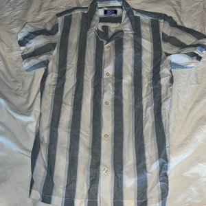 Jack&jones skjorta  - Skjorta från jack&jones vit/blå skjorta storlek 164 mitt pris 250kr aldrig använd så ny 