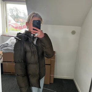 Grön vinterjacka från Calvin Klein Jeans - Säljer en grön vinterjacka från Calvin Klein Jeans med huva och dragkedja. Jackan är vadderad och har en clean look med diskret logga på bröstet. Perfekt när det är kallt. Kuvan är väldigt snygg och sitter skönt! Storlken är mer S än M skulle jag säga. Nypris ca 2000kr                                      Säljer pågrund av att jag köpt en ny⭐️